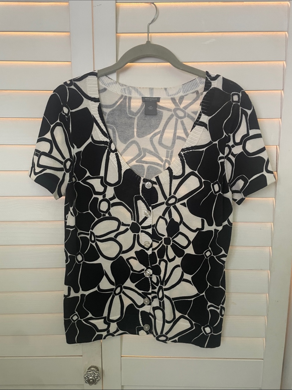 AnnTaylor Black & White Floral Button-Front V-Neck short sleeve cardigan.. Sz XS